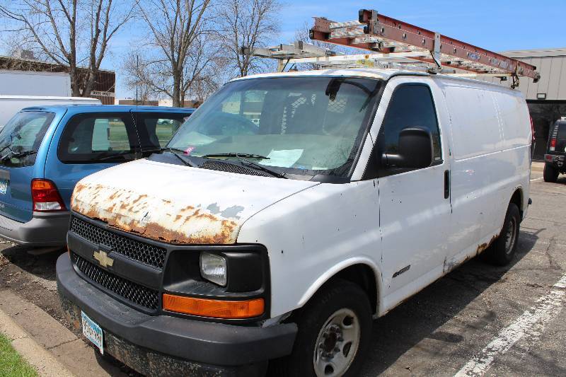 lot 4 image: 2003 Chevrolet Express 2500 Utility Van