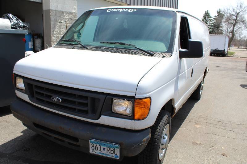 lot 3 image: 2006 Ford Econoline E250 Super 3-Door Extended Cargo Van