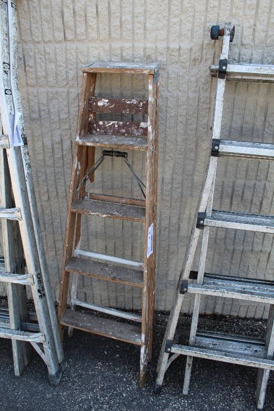 lot 32 image: 5ft. Wood Ladder