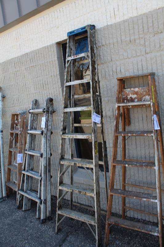 lot 33 image: Werner 8ft. Aluminum Ladder