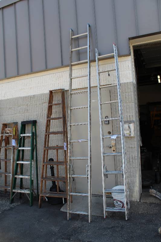 lot 37 image: 12ft. Aluminum Ladder