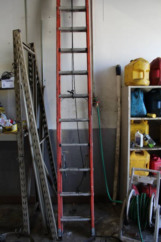 lot 25 image: Louisville 24ft. Aluminum Extension Ladder