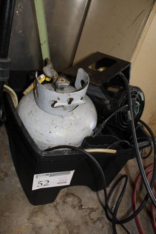 lot 52 image: Mr. Heater Contractor Series 35000 BTU Propane Heater w Tank