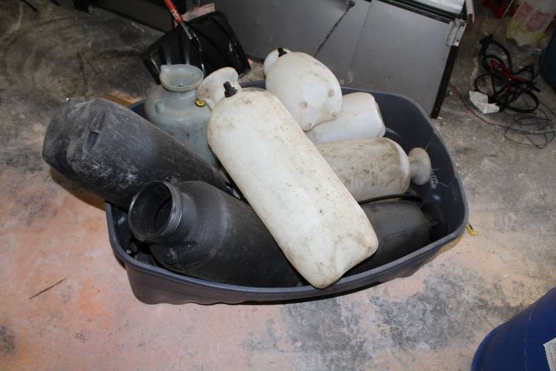 lot 96 image: Sprayer Cans