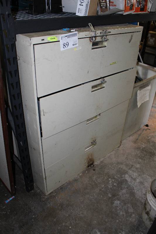 lot 89 image: 4-Drawer Locking Metal Lateral File Cabinet