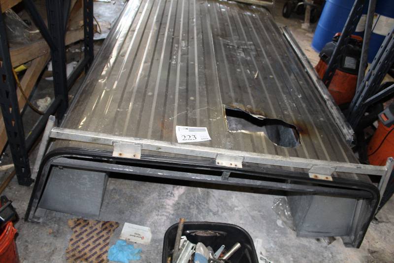 lot 223 image: Aluminum Truck Topper