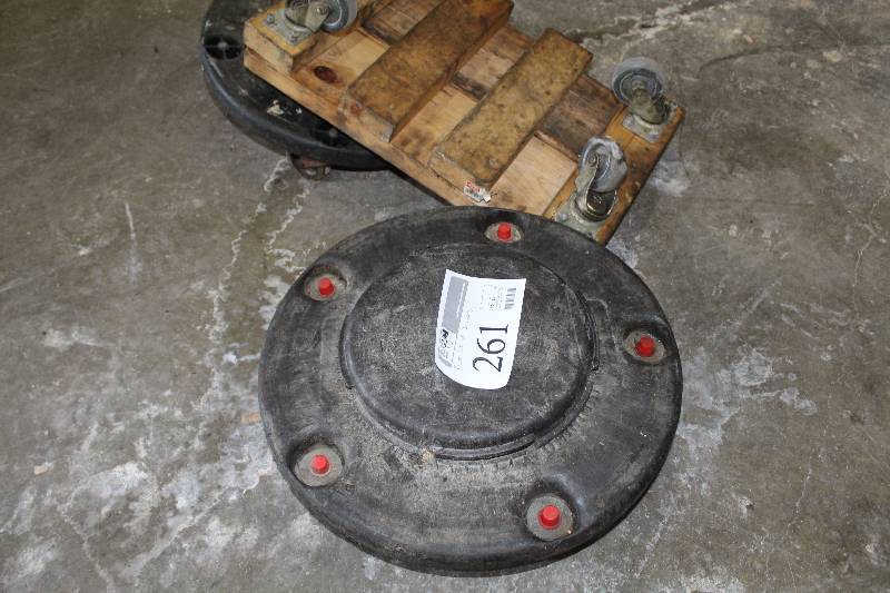 lot 261 image: Lot of (3) Carts