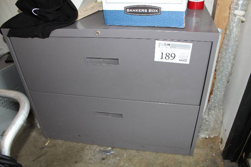lot 189 image: 2-Drawer Metal Lateral File Cabinet