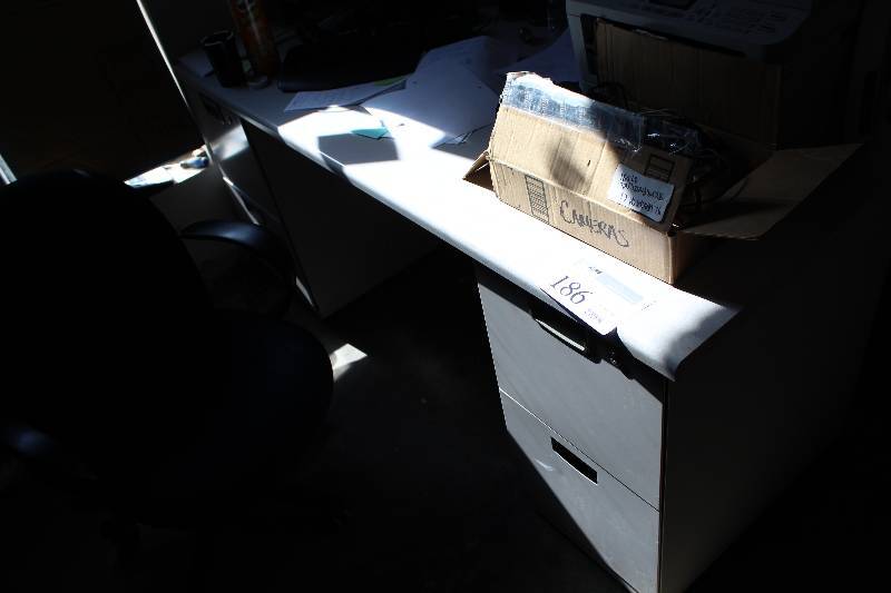 lot 186 image: 4-Drawer Office Desk