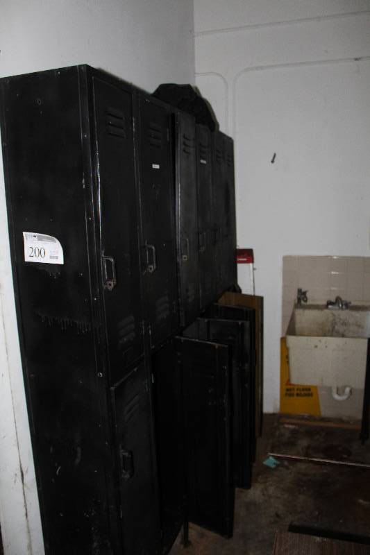 lot 200 image: Locker Unit