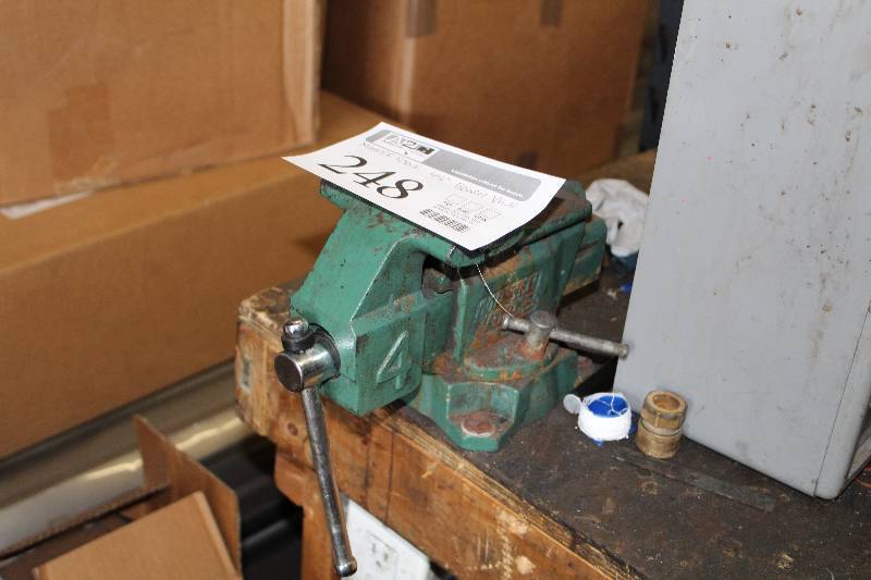 lot 248 image: Master Force 4.5in. Bench Vice