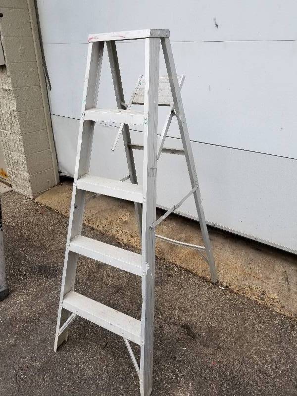 lot 267 image: Aluminum 5 foot Step Ladder