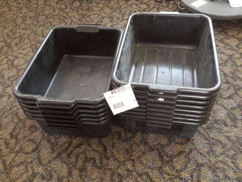 lot 29 image: 15  Plastic Tubs.. 15 12 in x 20in.