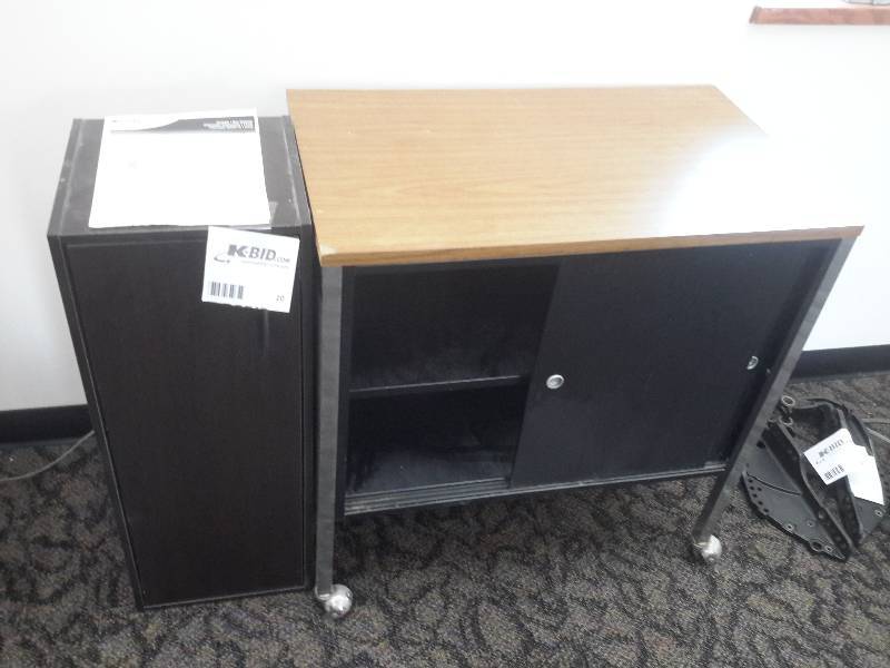 lot 20 image: 2 Cabinets as pictured