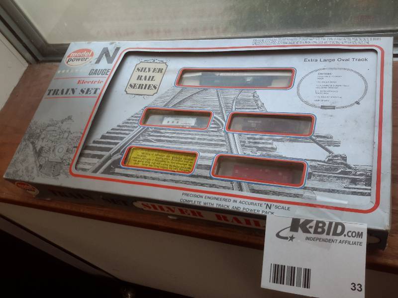 lot 33 image: N Gauge Train set.. All in the package
