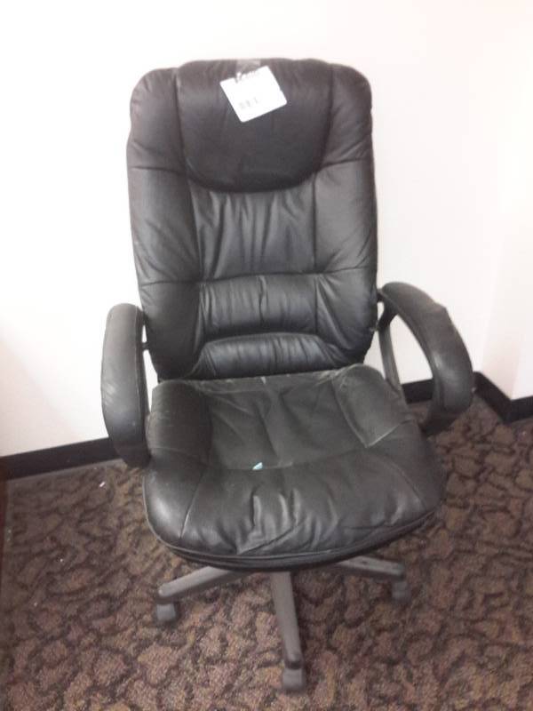 lot 23 image: Office chair.. Simulated leather..