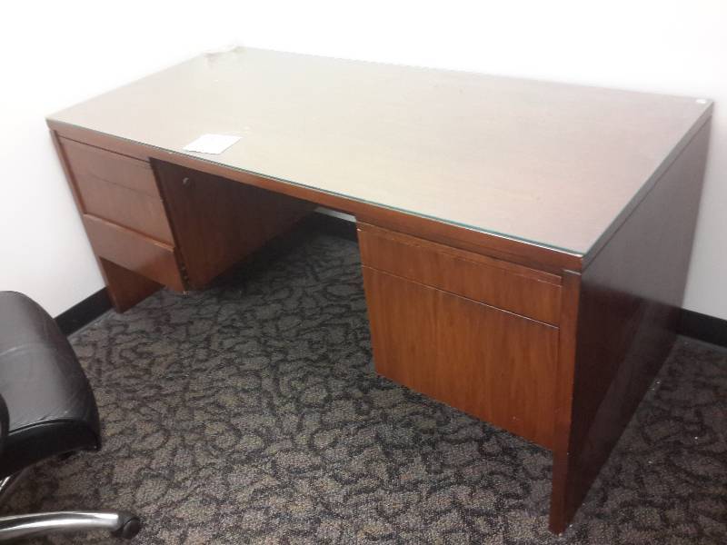 lot 26 image: Nice Wood Desk.. Looks like walnut wood