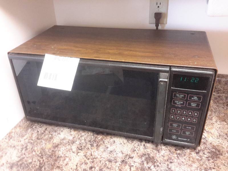 lot 11 image: Older model GE Micro wave..