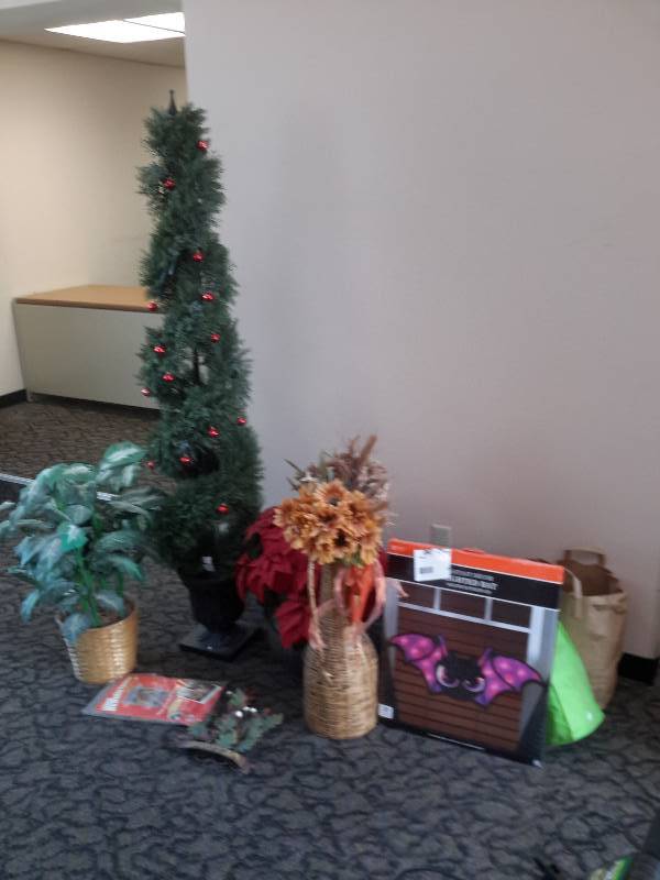 lot 35 image: Lot of Holiday Dcor as pictured