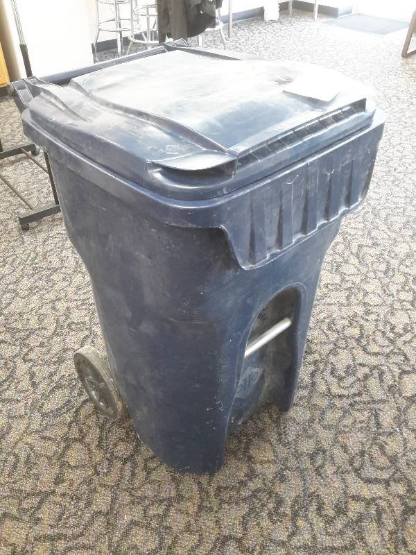lot 17 image: Large Plastic Garbage Bin.. Good shape