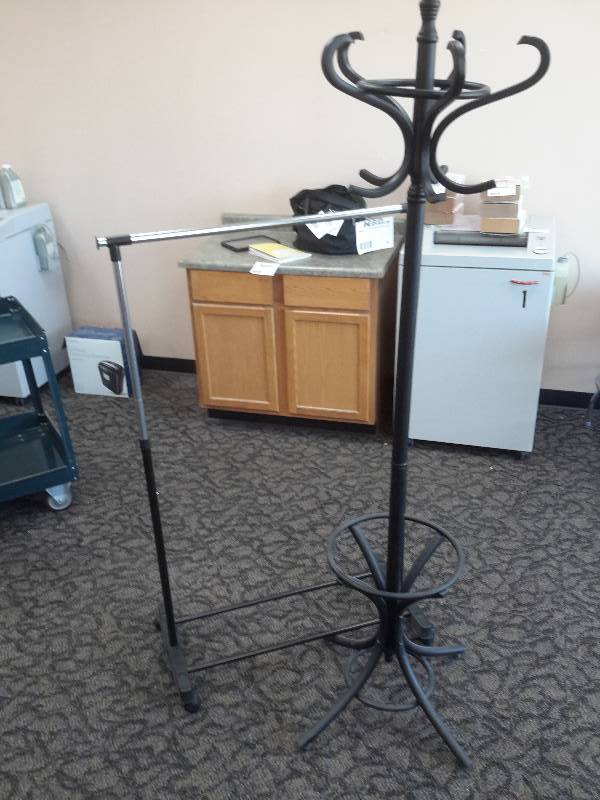 lot 52 image: Coat Tree Expandable clothes hanging rack