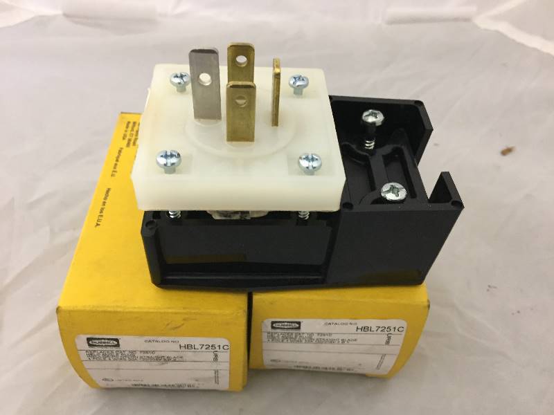 lot 31 image: 2 Hubbell HBL7251C Plug