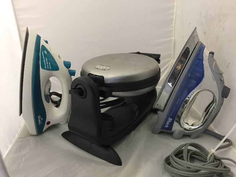 lot 72 image: Belgian Waffle Maker & 2 Irons