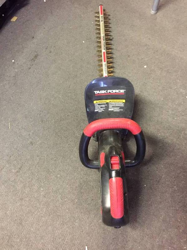 lot 78 image: Hedge Trimmer TaskForce 22 w Charger