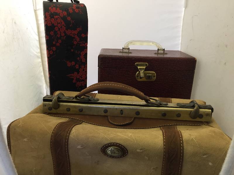 lot 86 image: 3 Vintage Cases