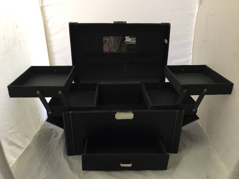 lot 89 image: Travel Jewelry Cosmetic Case