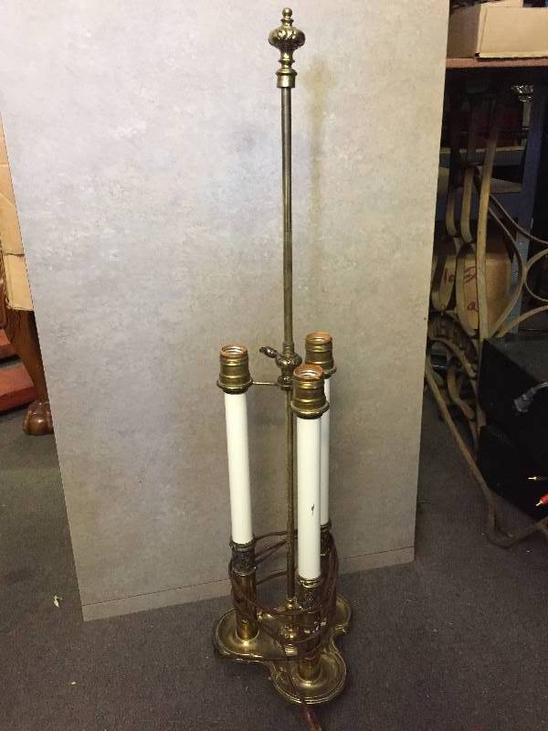 lot 90 image: Brass 3 Bulb Vintage Lamp - Heavy