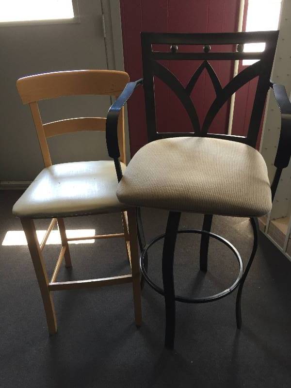 lot 101 image: 2 Barstools