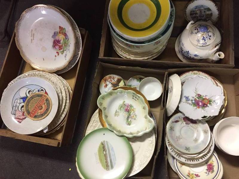 lot 114 image: Vintage Souvenir Plates, China, Dishes