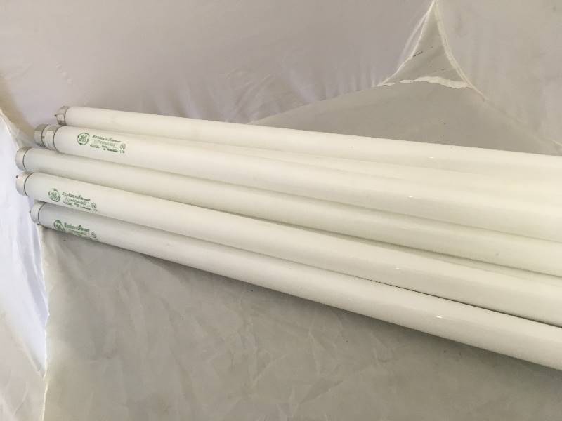 lot 137 image: GE Ecolux F17TP-SPX41-ECO Bulbs