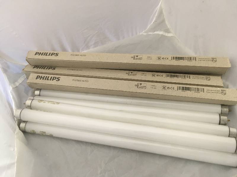 lot 138 image: Philips F15T8D Alto Lighting Bulbs