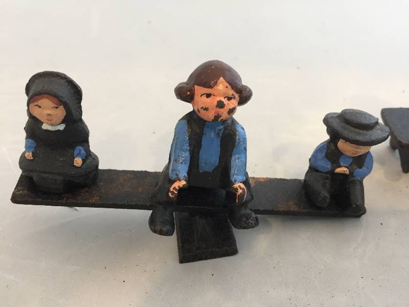 lot 175 image: Cast Iron Amish Figurines