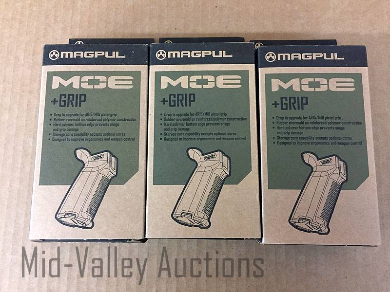 lot 493 image: 3 - Magpul Moe Grip AR15M16