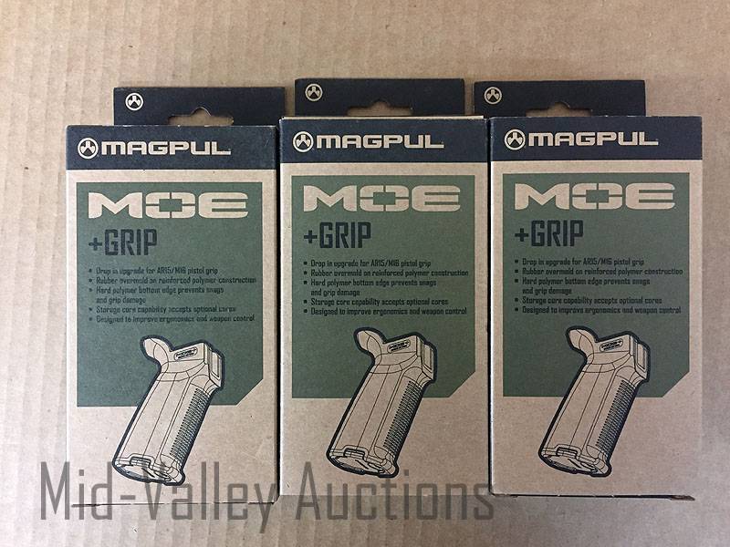 lot 494 image: 3 - Magpul Moe Grip AR15M16