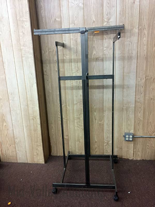 lot 530 image: 4 Sided Adjustable Clothing Rack