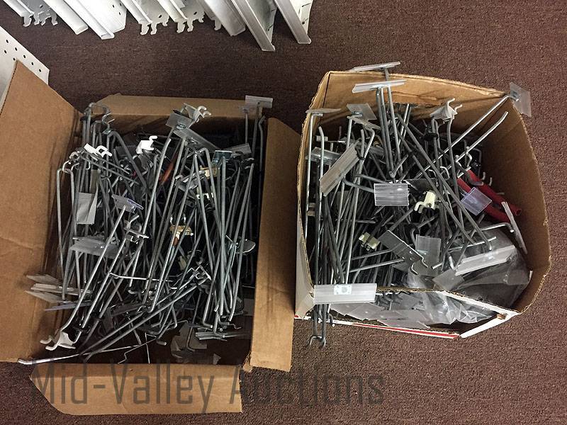 lot 532 image: Pegboard Pegs
