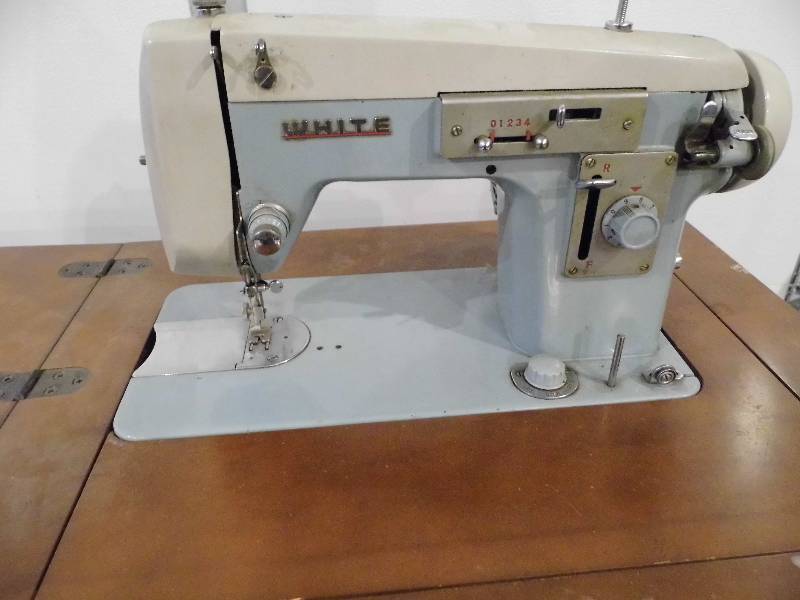 White Sewing Machine wCabinet