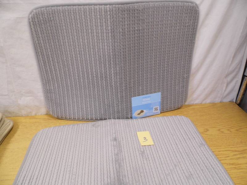 lot 3 image: Lot of 2 Bathmats