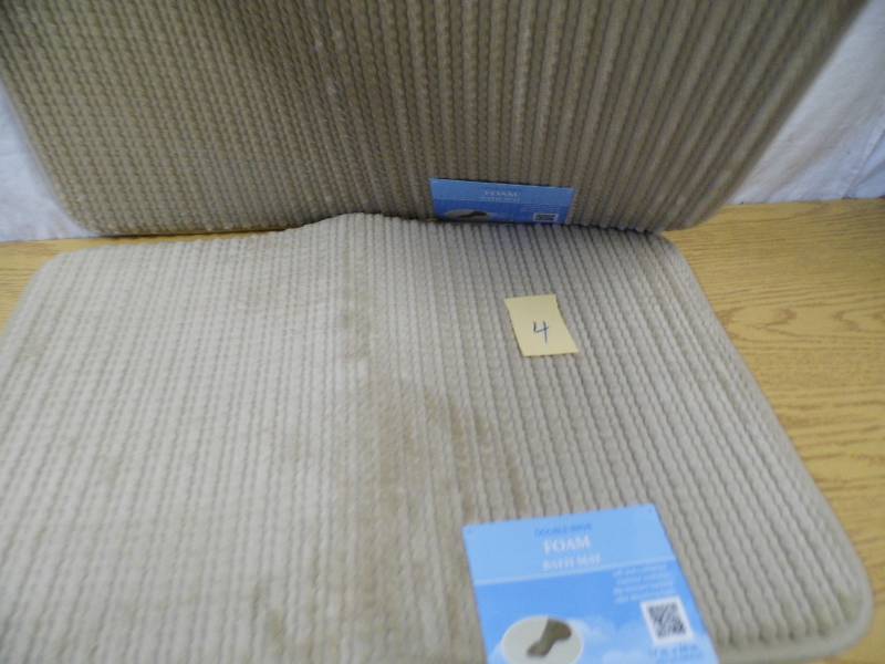 lot 4 image: Lot of 2 Bathmats