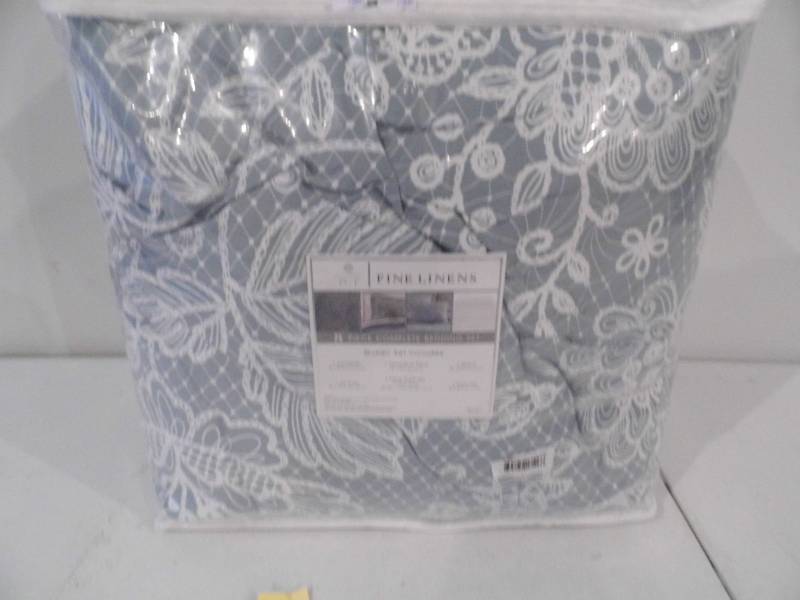 lot 17 image: Queen Bed Set