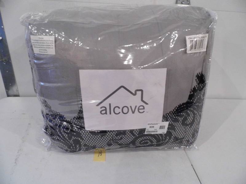 lot 18 image: 30 Piece Bed Set