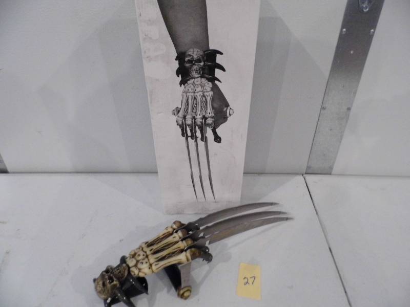lot 27 image: Claw wBlades