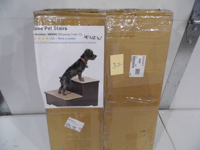 lot 32 image: New Cove Pet Stairs
