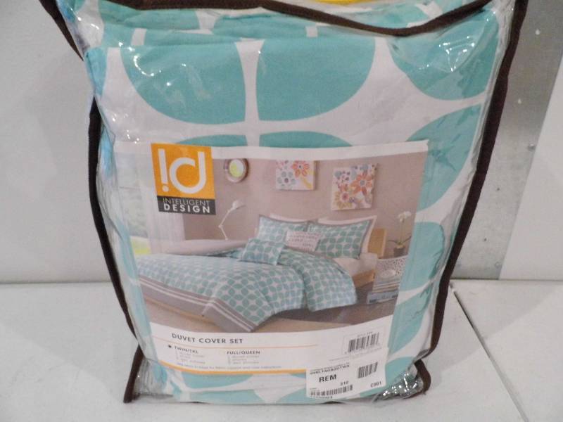 lot 47 image: Duvet Cover Set