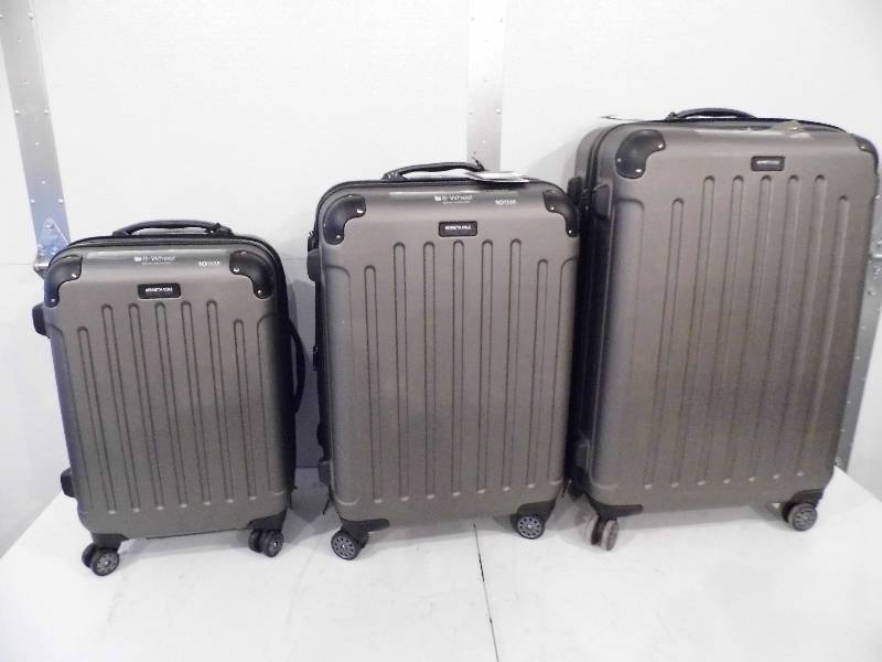 lot 51 image: New Kenneth Cole Reaction Luggage Set