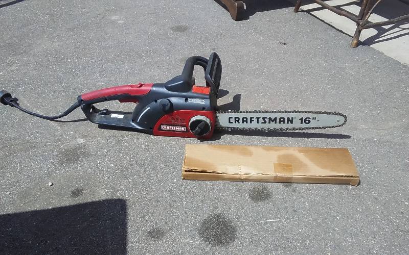 lot 8 image: Craftsman 16 3.5 HP Electric Chain Saw